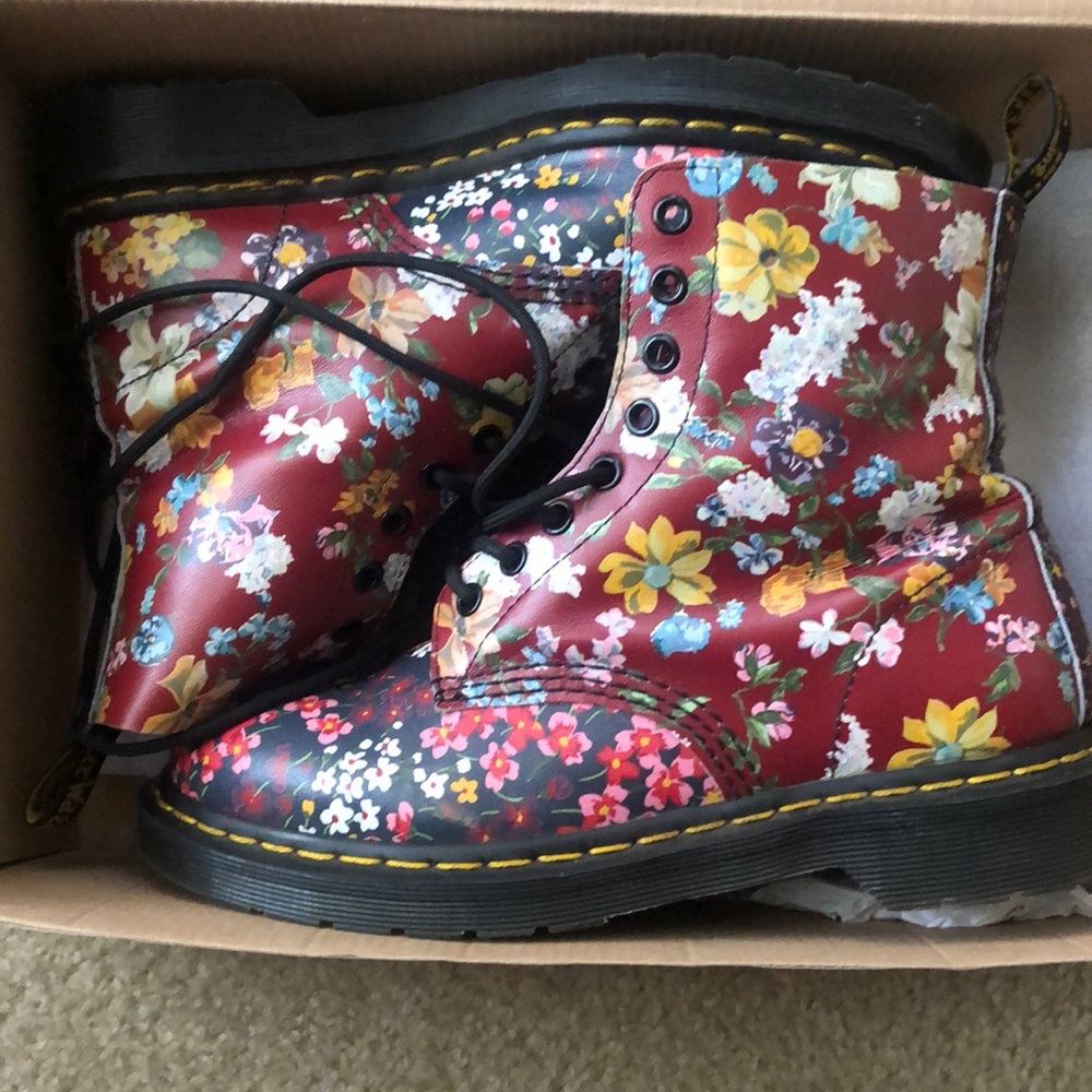 *Exclusive* Dr. Martens size 8